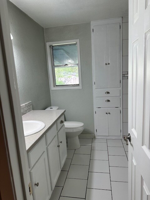 Secondary bathroom - 3917 Lancelot Ln