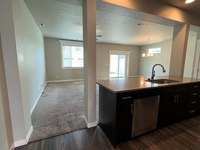 Building Photo - Beautiful 4 bed 2.5 bath Blackrock home in the Verado Subd just off N Locust Grove and Ustick Rd