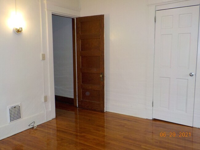 Building Photo - Beautiful 3 Bedroom July 1, 2026