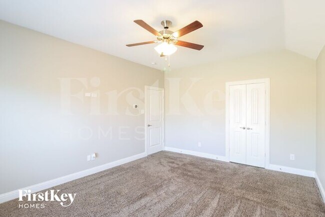 Building Photo - 4313 Lakeview Dr