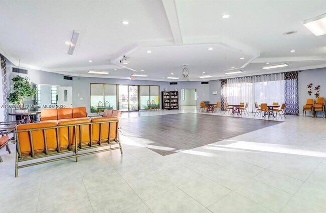 Building Photo - 5011 W Oakland Park Blvd