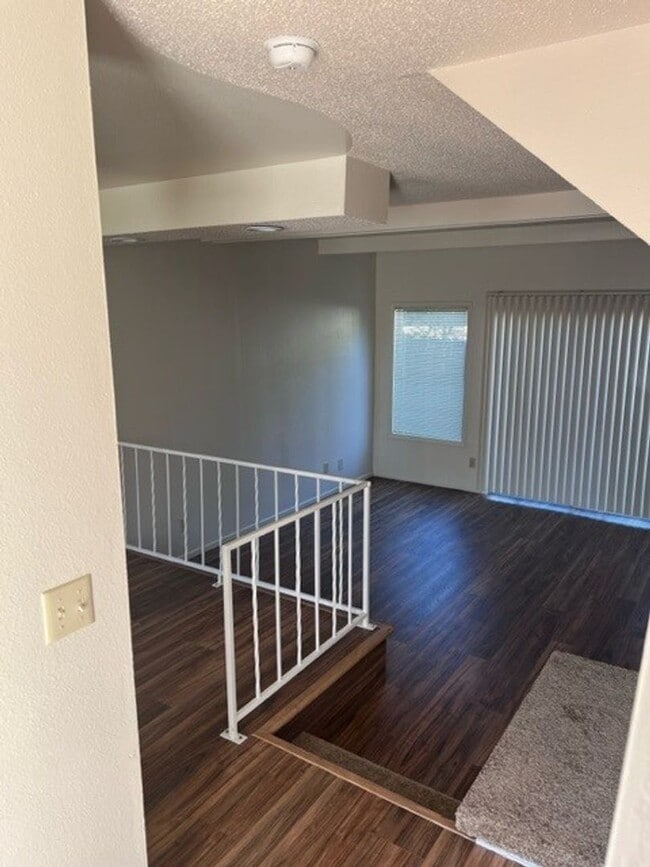 Building Photo - FREE RENT! 2x1 Townhome on Miller St S