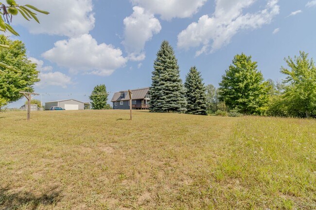 Building Photo - 7825 S Lake Leelanau Dr