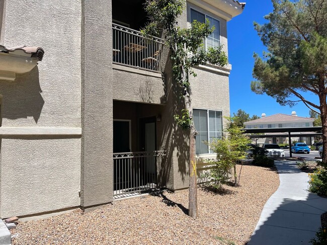 Building Photo - First Floor Condo Unit in Gated Community!