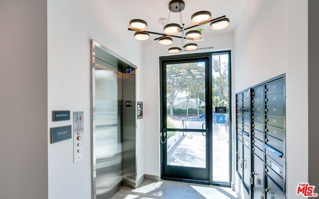 Building Photo - 11445 Riverside Dr