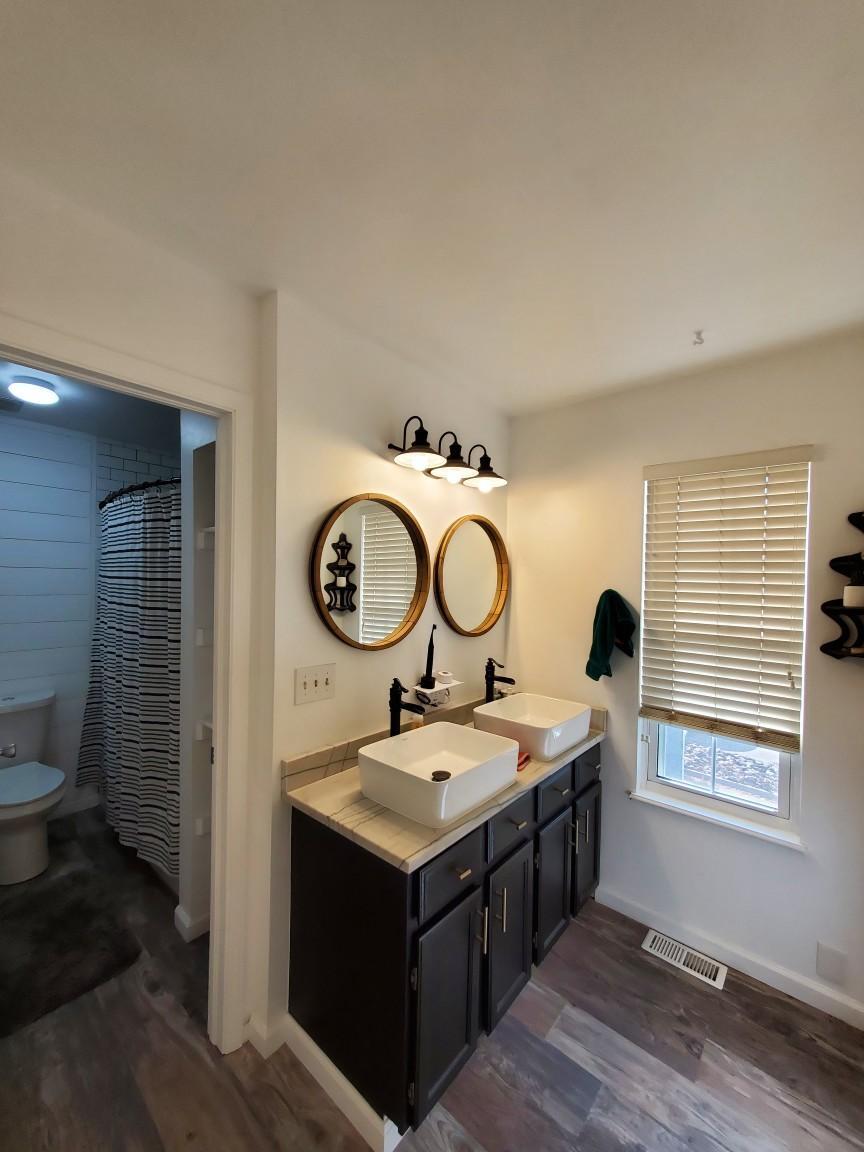 Master Bathroom - 1906 S Balsam St