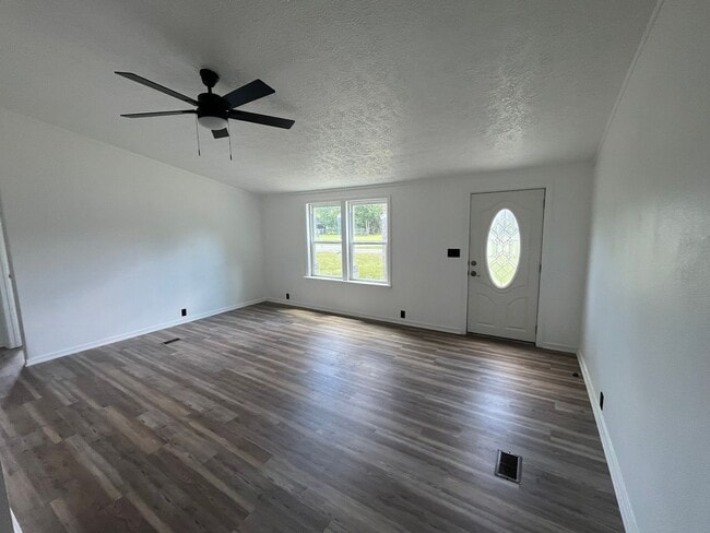 Building Photo - 3/2/1 on over 1/2 Acre