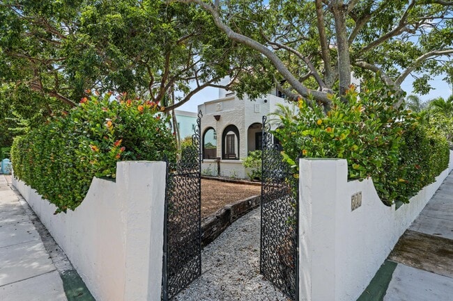 Building Photo - 531 N Lakeside Dr
