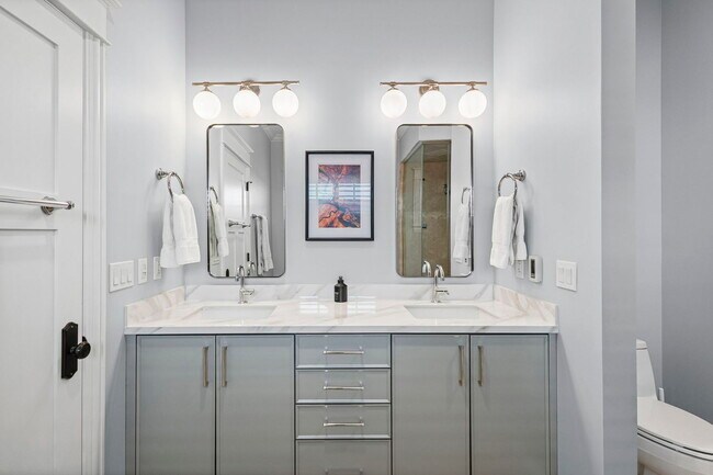 Building Photo - 4322 N Hermitage Ave