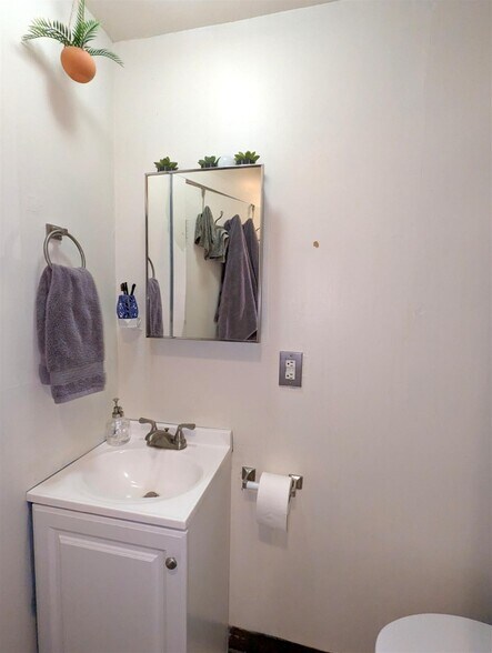 Building Photo - 12 Evergreen Square