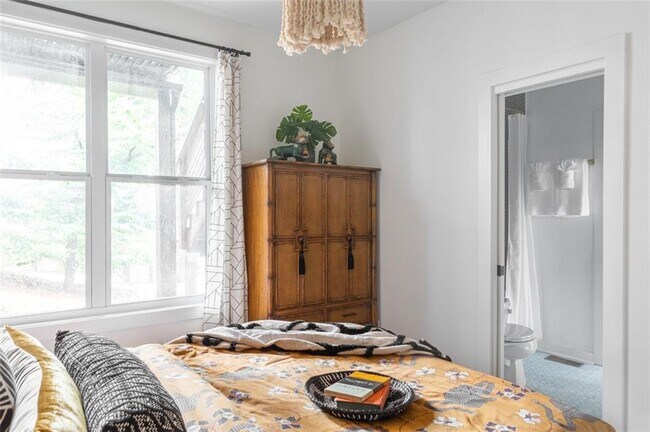 Building Photo - 724 Charles Allen Dr NE