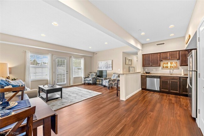 Building Photo - 558 Colony Park Dr