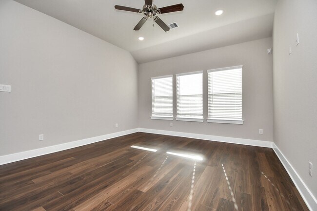 Building Photo - Elm