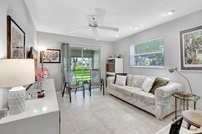 Building Photo - 422 Normandy Ln