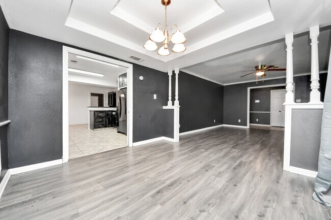 Building Photo - 5001 Glenhaven Dr