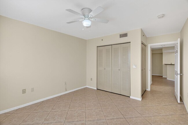 Building Photo - 1/1 Condo with Screened-in Balcony in Resort Style Community, Move in Ready!