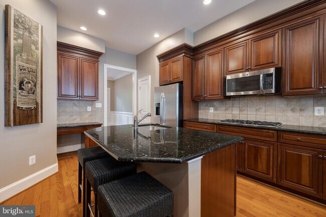 Building Photo - 712 Bracey Ln