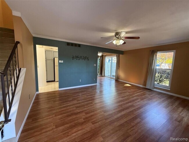 Building Photo - 15894 Cambridge Dr