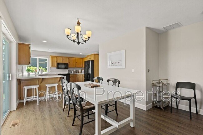 Building Photo - 753 SE Boysen Ln