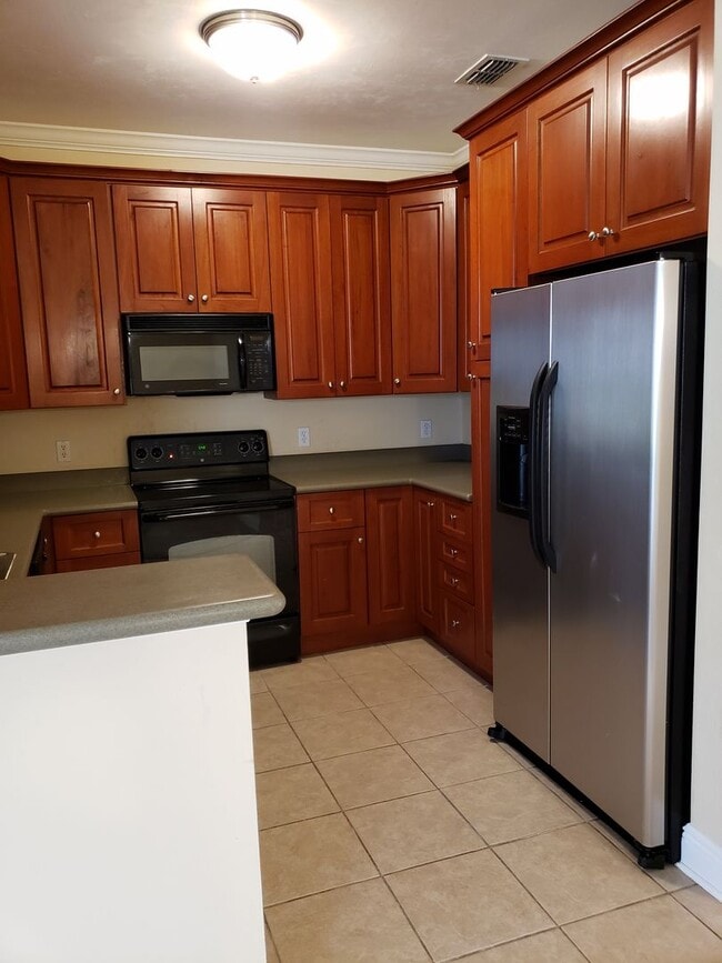 Building Photo - 3 bedroom town home for rent early January 2026, gated community with a garage for $1725 per month