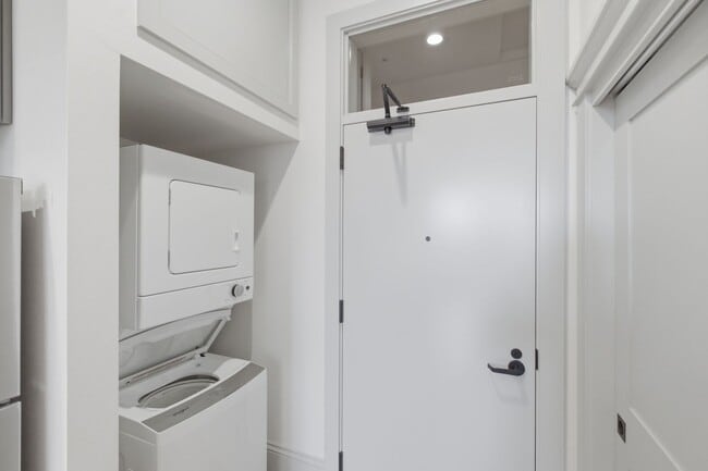 Building Photo - MOVE IN SPECIAL - NEWLY RENOVATED DOWNTOWN SALEM ONE BEDROOM