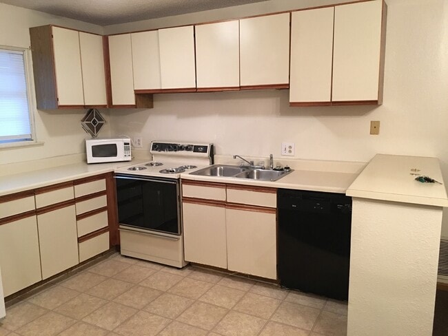 Building Photo - 2 Bedroom Top Floor Apartment - Close to I-70