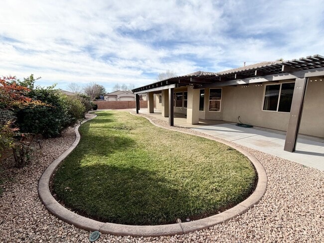 Building Photo - Beautiful 4 bed 2.5 bath Home!