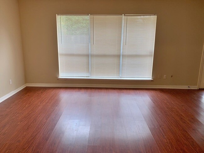 Building Photo - 1006 Poppets Way