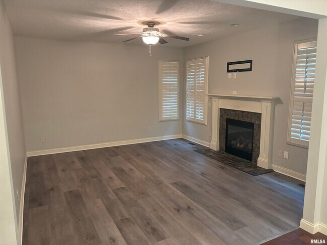 Building Photo - 2315 W Paddington Ct