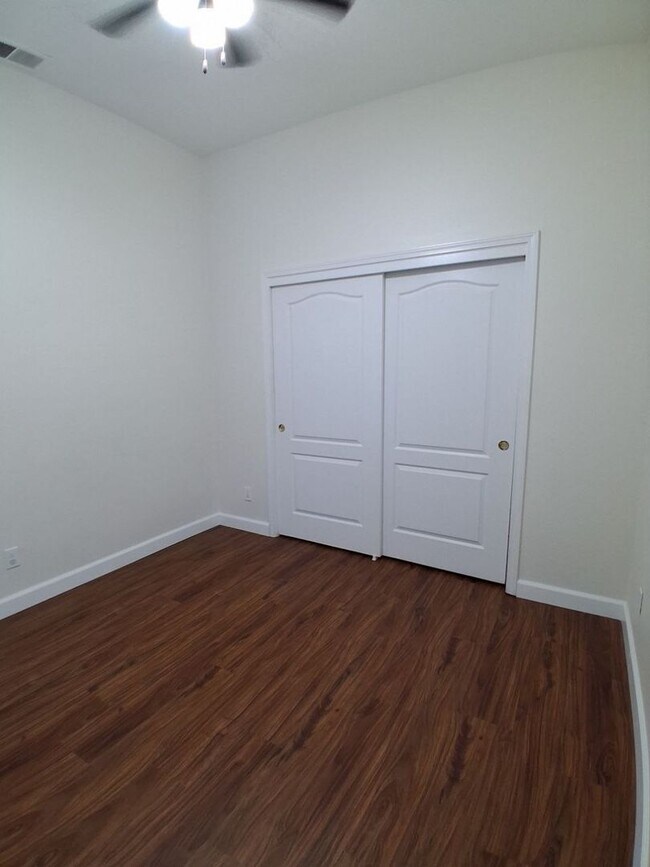 Building Photo - 10374 N Sierra Vista Ave