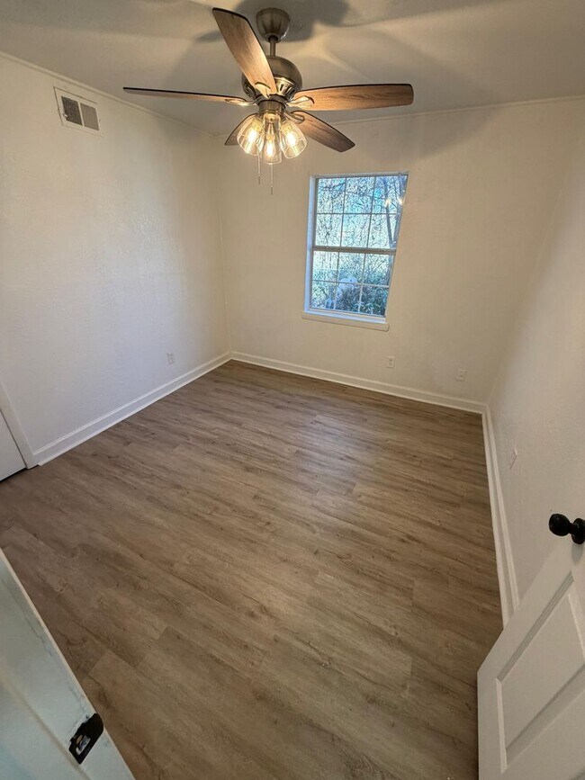 Building Photo - 8415 Glen Regal Dr