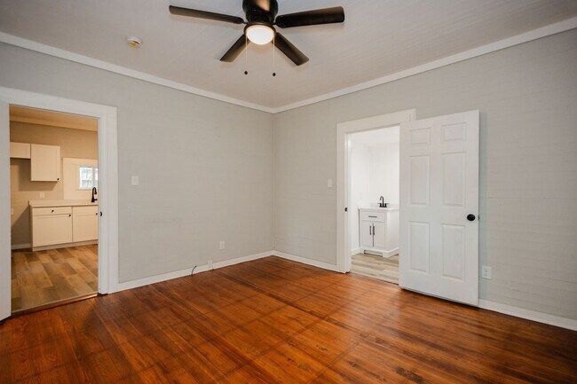 Building Photo - Move-in special: 50% off 1st month's rent – Newly Renovated 2 Bedroom Home!
