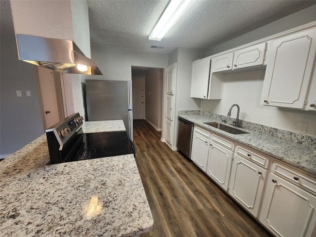 Building Photo - 3 BR/2BA | Renovated Single Family Home | 2-Car Garage | Fenced backyard