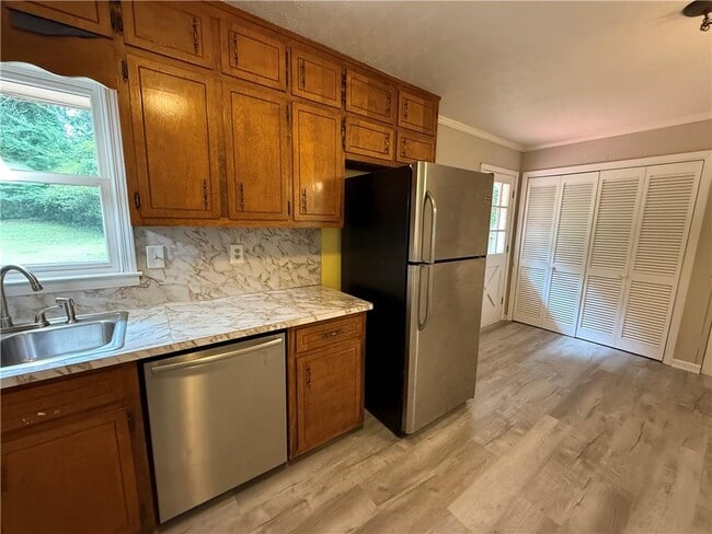 Building Photo - 3155 Oak Dr