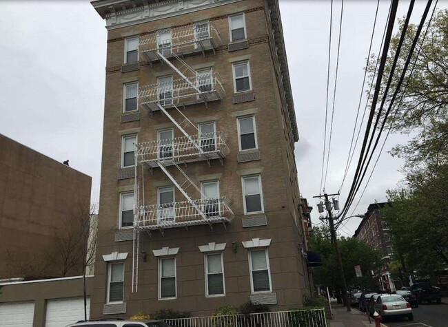 Building Photo - 734 Adams St