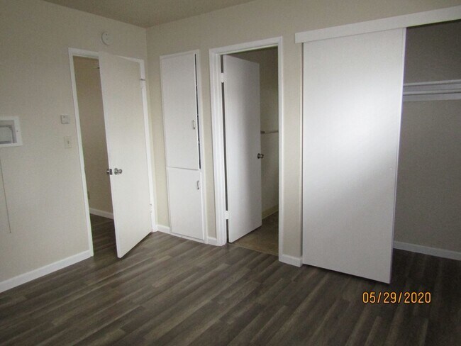 Building Photo - Cozy Updated One Bed One Bath Apartment Ne...