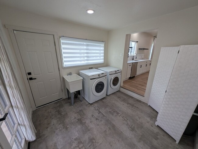 Building Photo - Adorable Four Bedroom w/ Fenced Yard Avail...