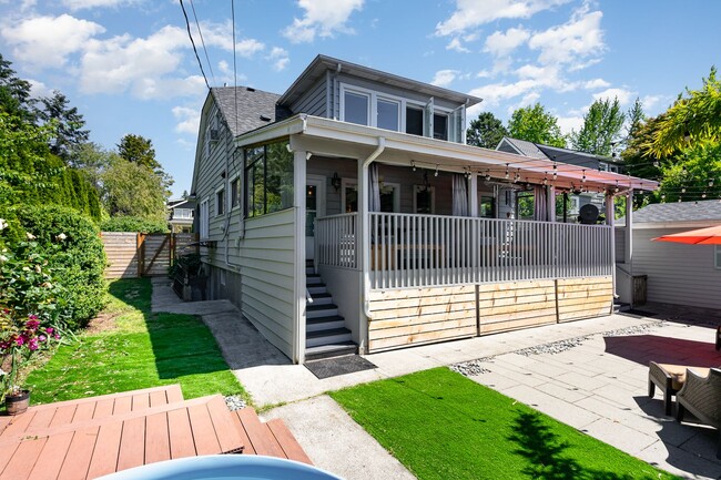Building Photo - 1525 45th Ave SW