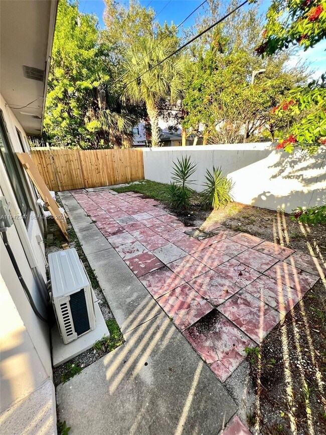 Building Photo - 1016 NE 17th Ave