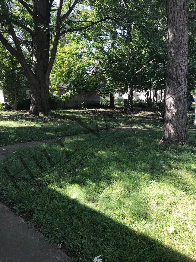 Building Photo - Three bedroom, 1 1/2 bath - East