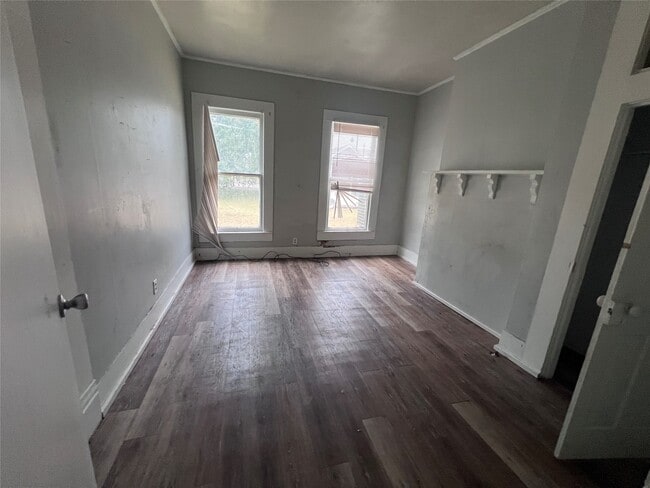 Building Photo - 513 W Caney St