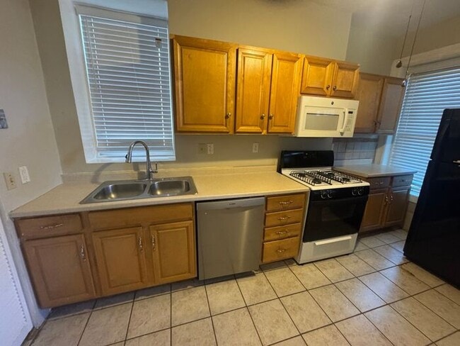 Building Photo - Beautiful 2 Bed 1 Bath Apartment with bonu...