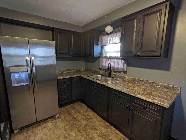 Building Photo - 256 Parkway Dr