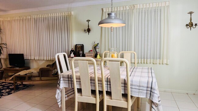 Building Photo - 520 SW 18th St