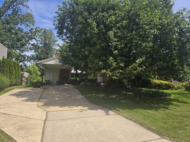 Building Photo - Spacious 4 Bedroom, 3 Bathroom Home in Close in Bethesda!!