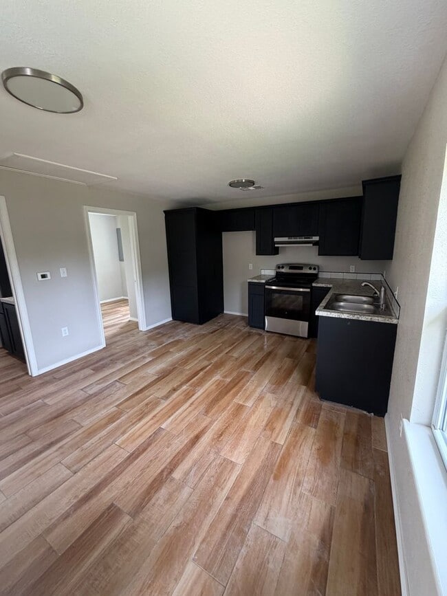 Building Photo - 2 BEDROOM 1 BATH HOUSE ALL ELECTRIC TILE FLOORING CENTRAL HEAT & AIR STACK WASHER/DRYER INCLUDED