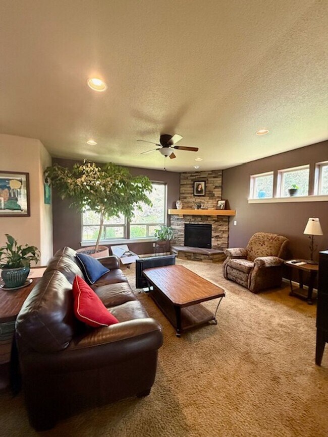 Building Photo - Spacious 3-Bedroom + Bonus Room Home in La...