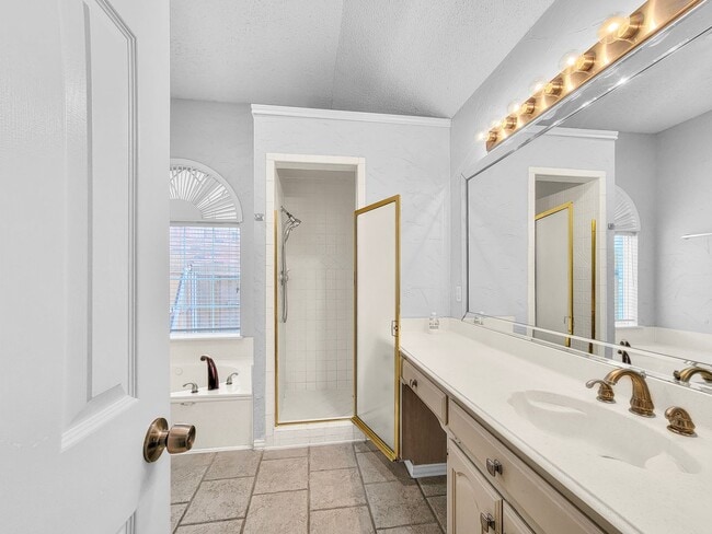 Building Photo - Charming 3-Bed, 2-Bath Home in Bedford with Garage Parking