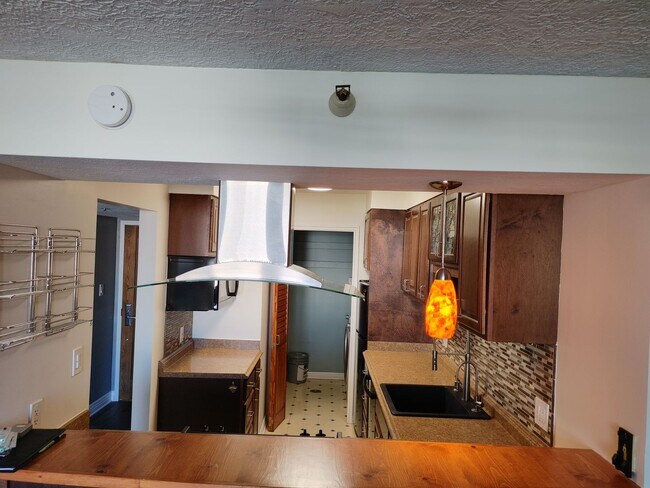 Building Photo - Broadway Condo