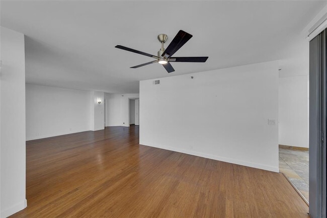 Building Photo - 3500 Mystic Pointe Dr